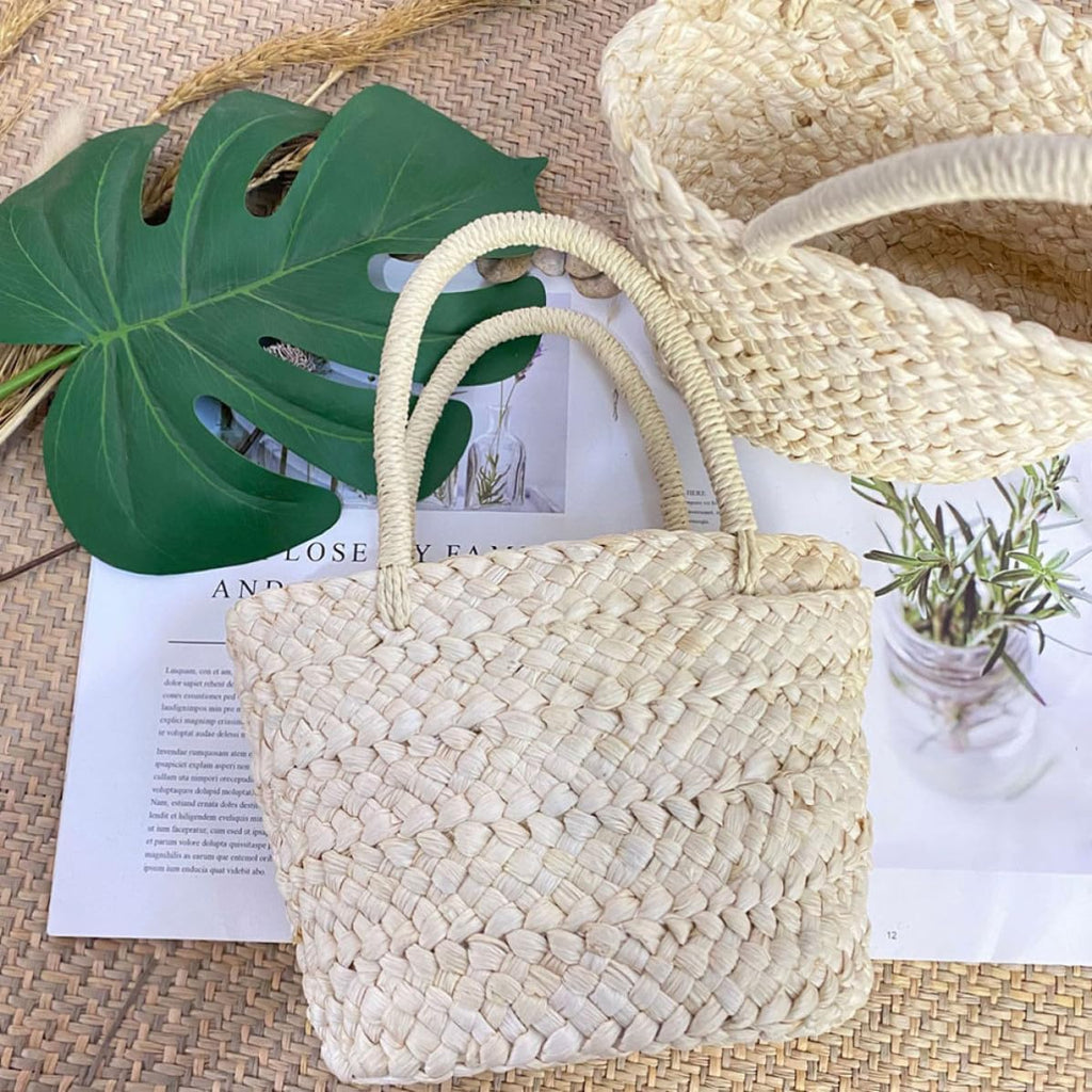 Natural Handwoven Corn Husk Basket with Strong Handmade Weaving, Delicate Fine Texture Storage Basket Suitable for Wedding Flower Girl or Home Decoration
