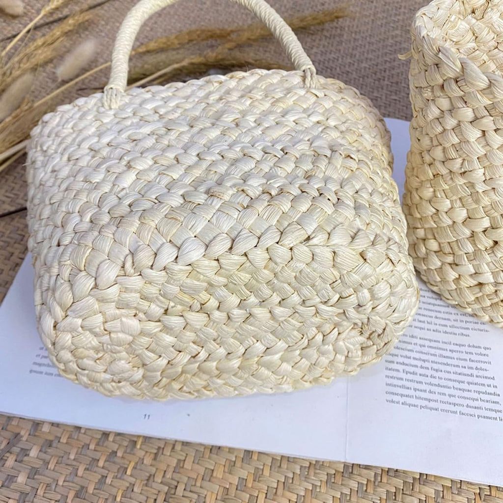 Natural Handwoven Corn Husk Basket with Strong Handmade Weaving, Delicate Fine Texture Storage Basket Suitable for Wedding Flower Girl or Home Decoration